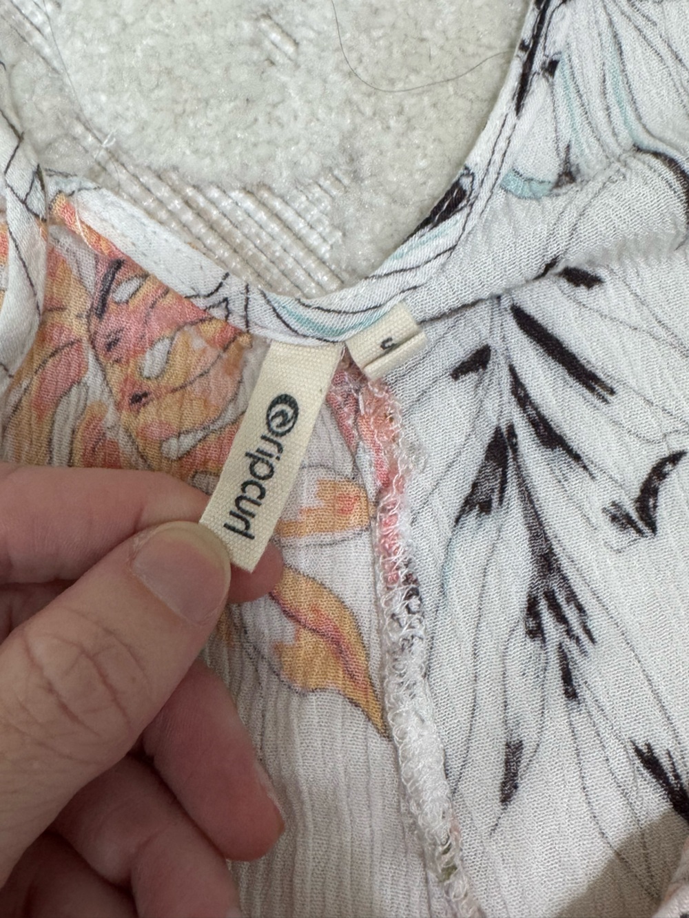 Ripcurl tropical romper, size small - Picture 7 of 12